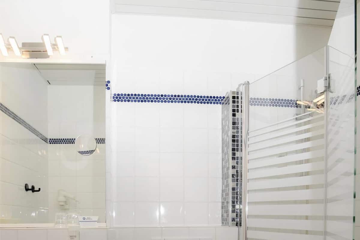 Phòng tắm | Máy sấy tóc, dép đi trong nhà, khăn tắm, xà phòng 