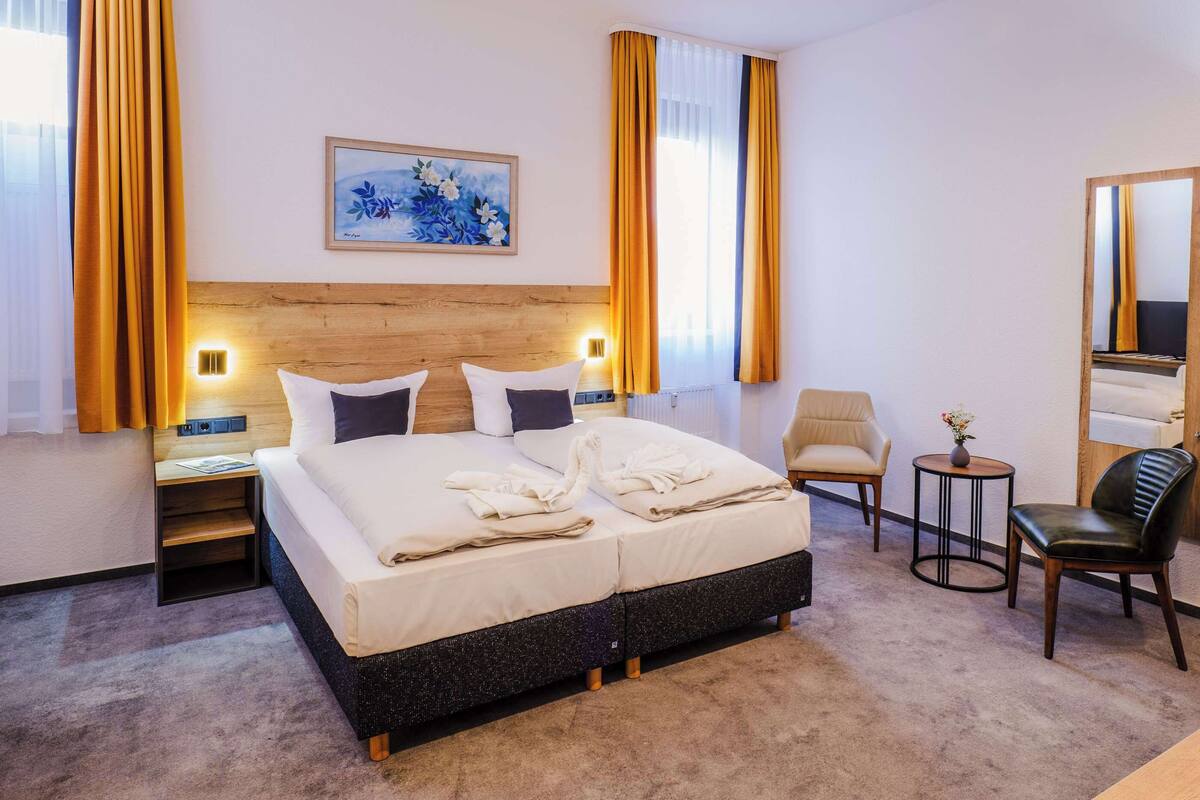 Phòng Deluxe, 2 giường đơn | Bộ đồ giường kháng dị ứng, chăn bông, bàn 