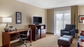 Quarto standard, 1 cama King e sofá-cama, acessível, para não fumantes (Roll In Shower) | Roupas de cama premium, cofres nos quartos, escrivaninha