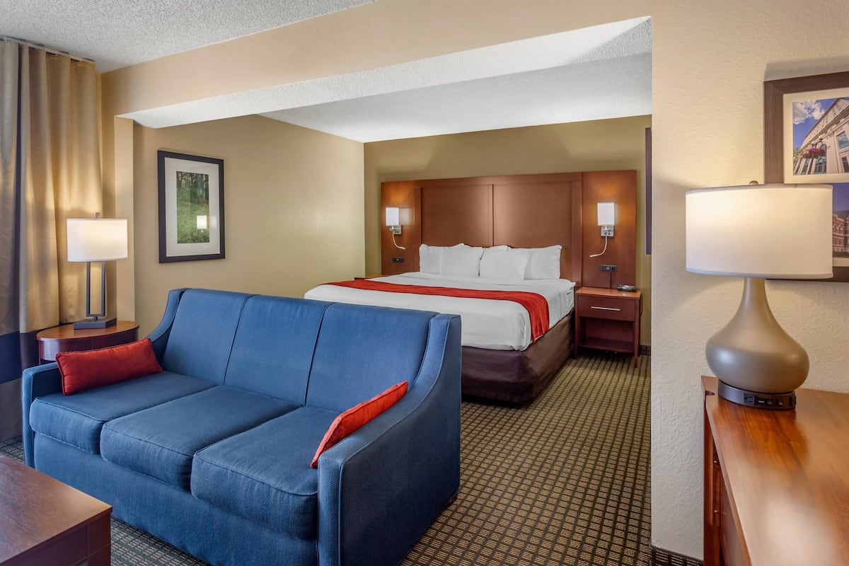 Premium bedding, in-room safe, desk, laptop workspace