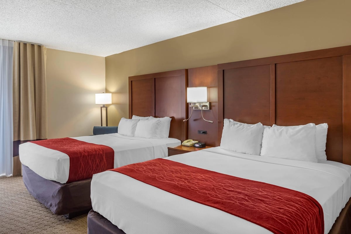 Premium bedding, in-room safe, desk, laptop workspace