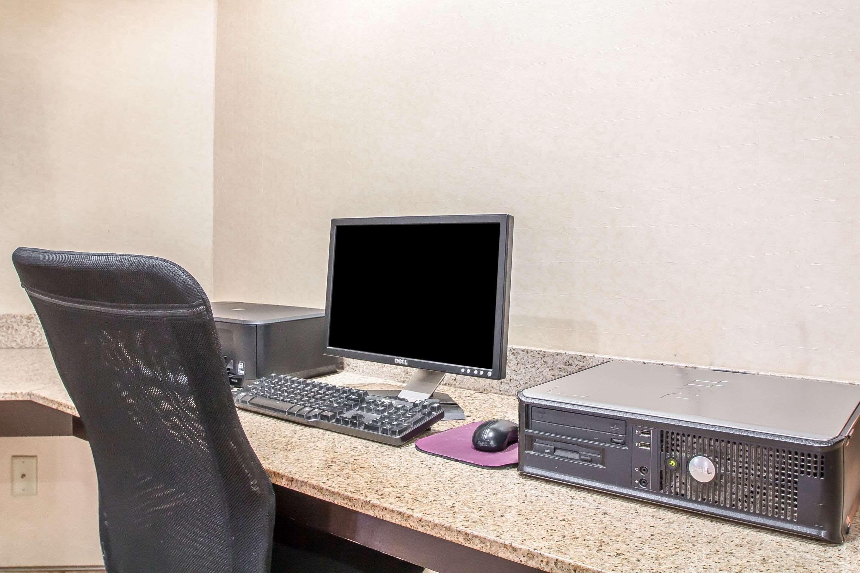 Un escritorio con una computadora, monitor, teclado y ratón.