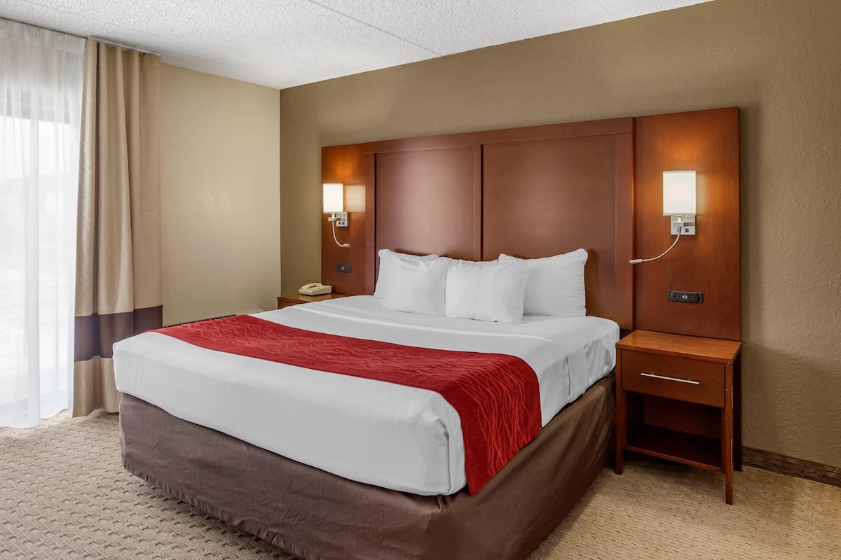 Premium bedding, in-room safe, desk, laptop workspace