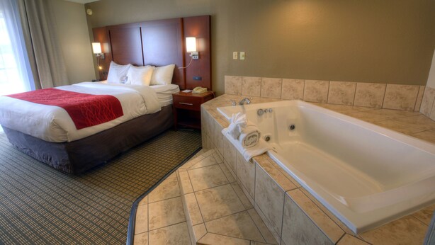 Suite, 1 Tempat Tidur King, Bebas Asap Rokok, hot tub | Seprai premium, meja kerja, dan ruang kerja ramah laptop