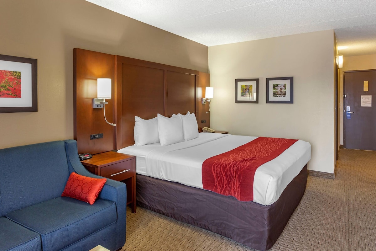 Premium bedding, in-room safe, desk, laptop workspace