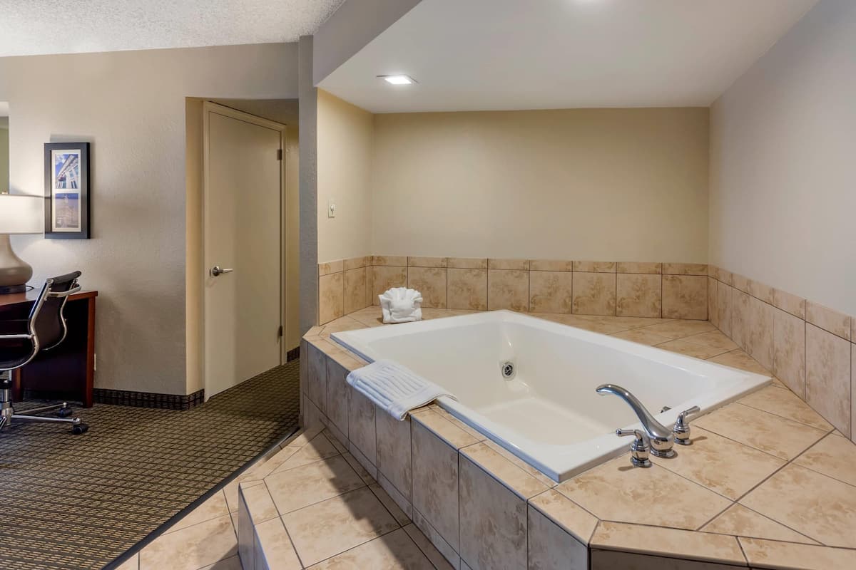 Suite, 1 King-Bett, Nichtraucher, Whirlpool | Hochwertige Bettwaren, Zimmersafe, Schreibtisch
