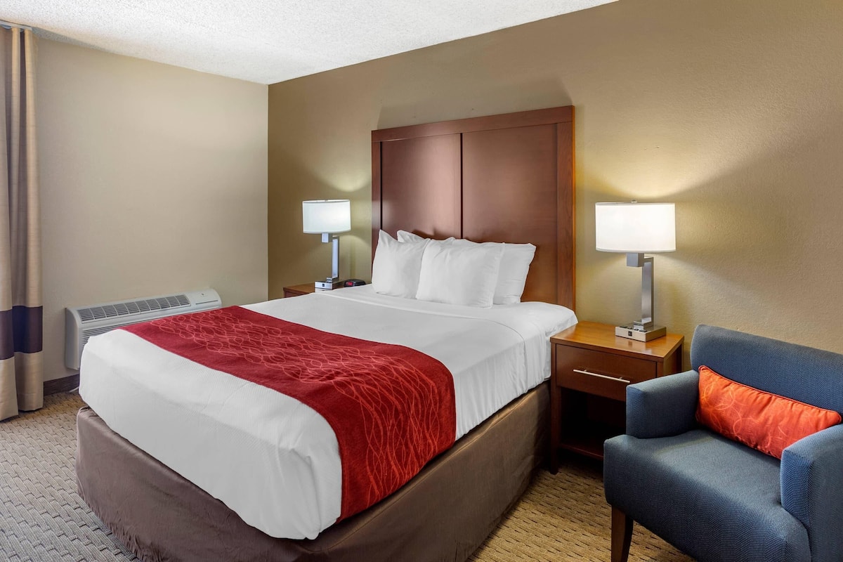 Premium bedding, in-room safe, desk, laptop workspace