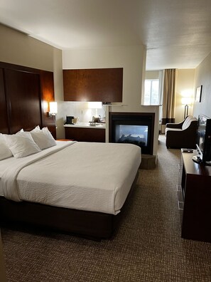 Escritorio, espacio para trabajar con laptop y cortinas blackout 