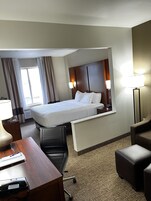 Escritorio, espacio para trabajar con laptop y cortinas blackout 