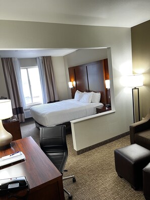 Escritorio, espacio para trabajar con laptop y cortinas blackout