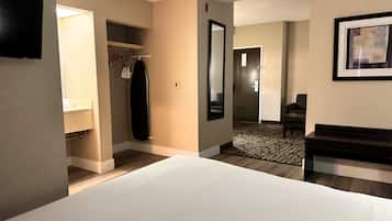 Studio-suite - 1 kingsize-seng - ikke-ryger | Individuel indretning, skrivebord, mørklægningsgardiner