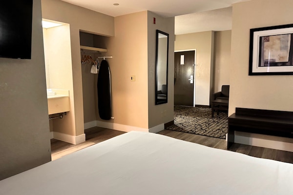 Studio Suite, 1 King Bed, Non Smoking