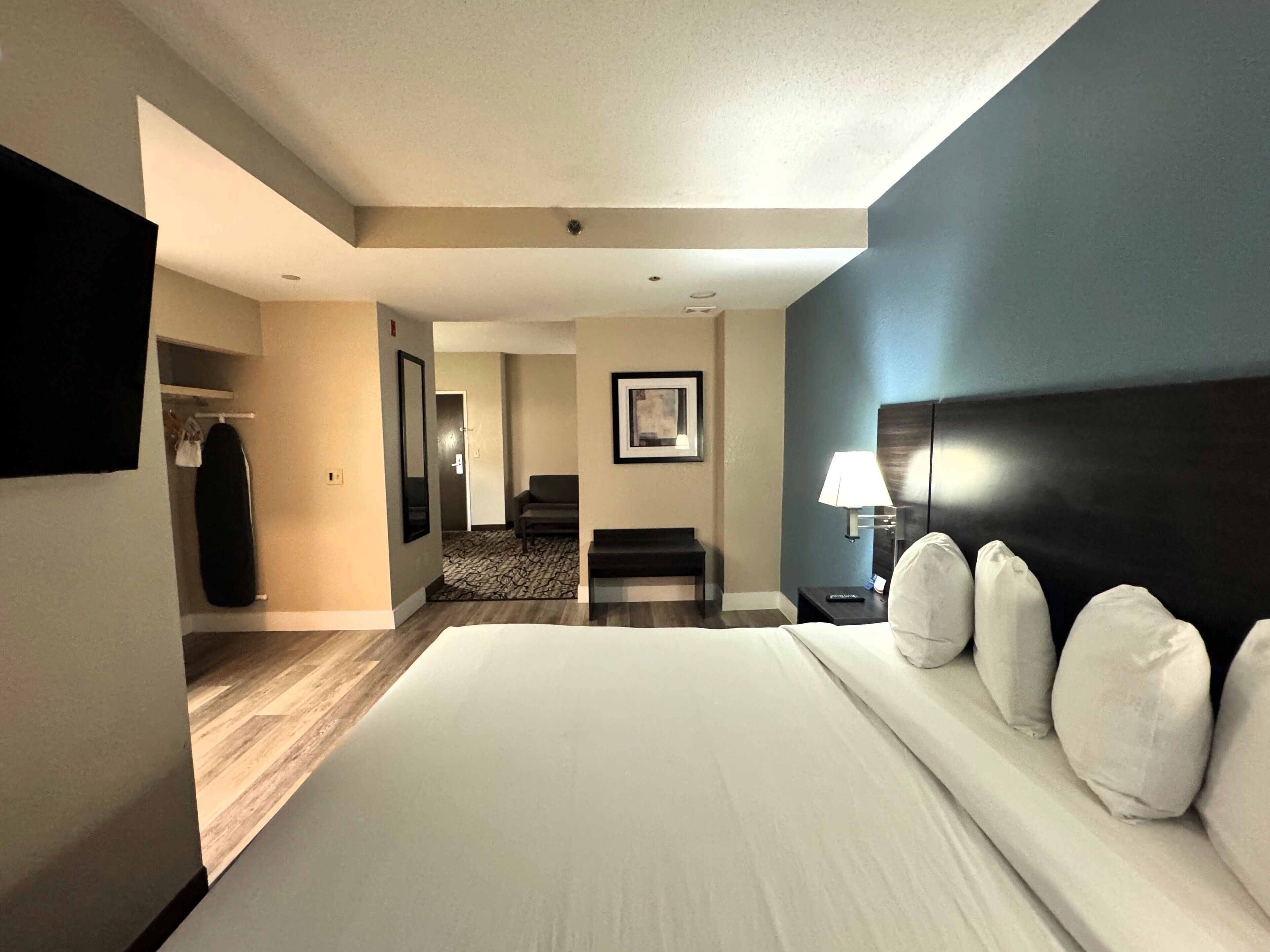 开间套房, 1 张特大床, 无烟房 | 特色家居、办公桌、遮光窗帘、熨斗/熨衣板