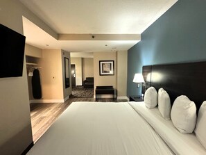 Studio Suite, 1 King Bed, Non Smoking | Individually furnished, desk, blackout drapes, iron/ironing board - Baymont by Wyndham Jackson/Ridgeland (Jackson)