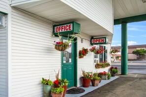 Exterior - Econo Lodge Newport (Newport)