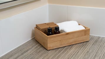 Shower, free toiletries, towels