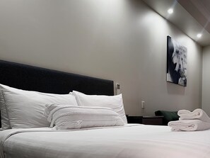 Biancheria da letto ipoallergenica, una scrivania, insonorizzazione