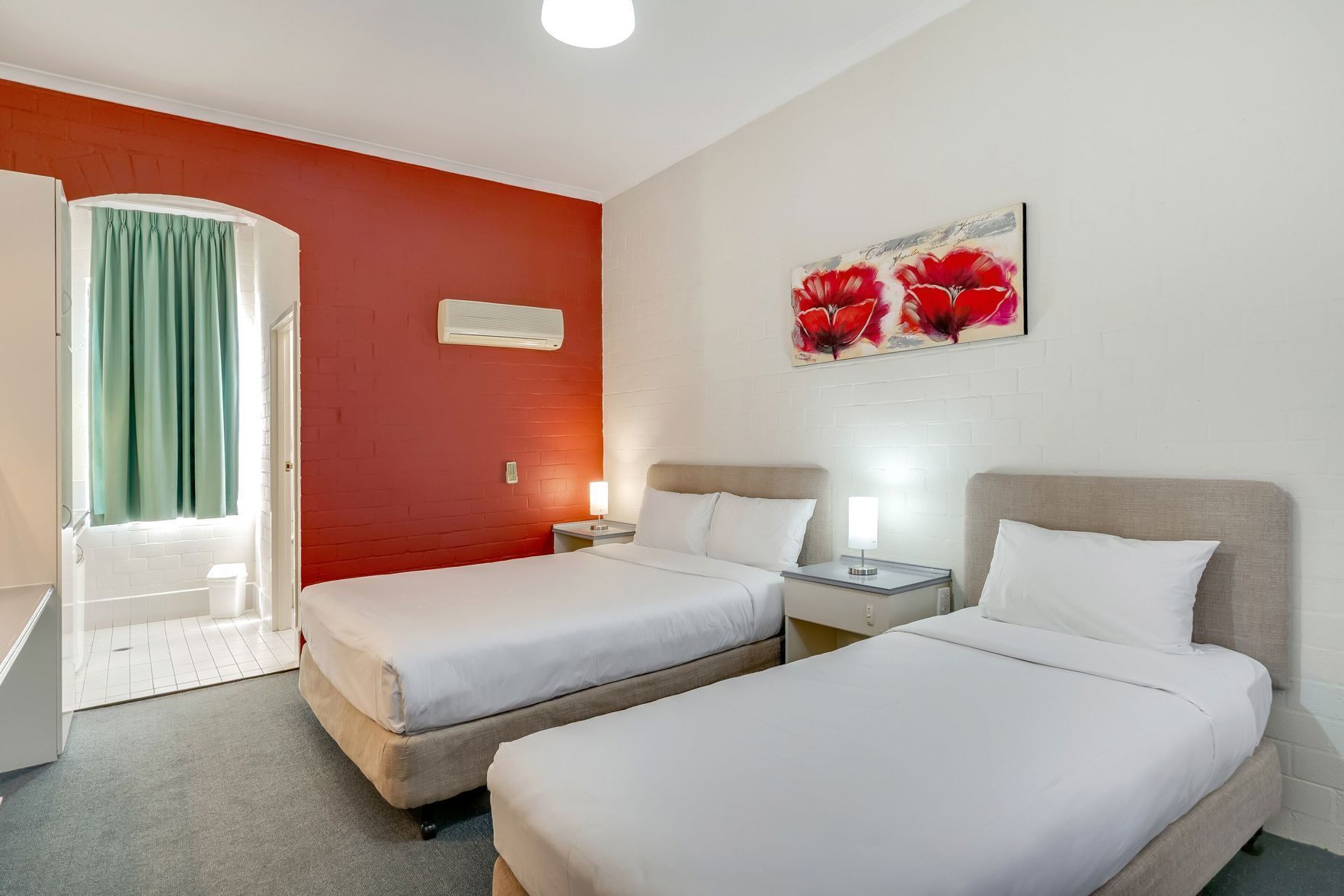 Hypoallergeen beddengoed, een bureau, geluiddichte muren