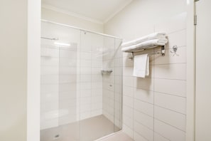 Superior-Zimmer, 1 Queen-Bett und Schlafsofa | Dusche im Bad