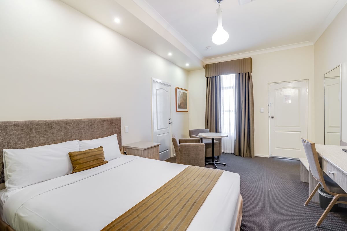 1 bedroom, hypo-allergenic bedding, desk, soundproofing