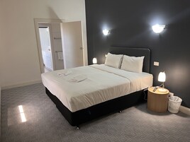 1 bedroom, hypo-allergenic bedding, desk, soundproofing