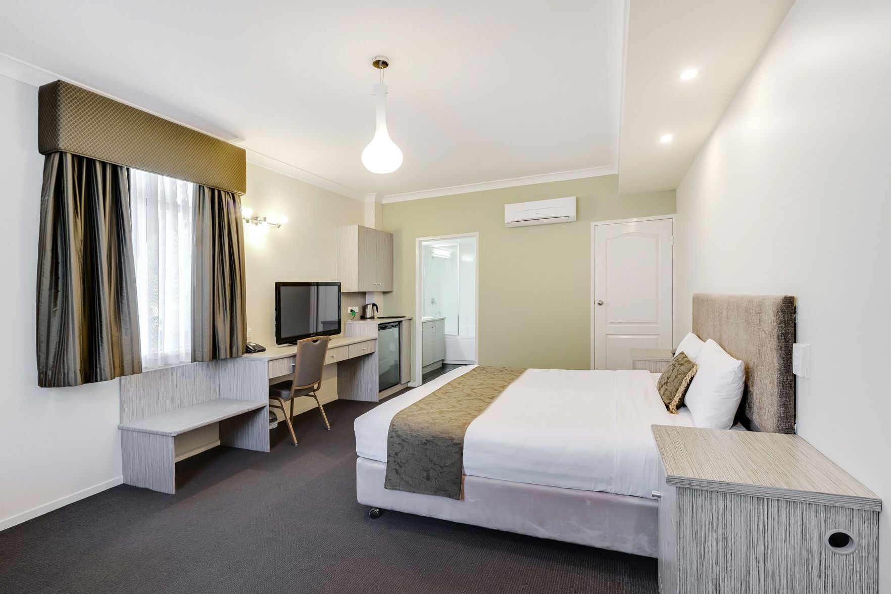 Hypoallergeen beddengoed, een bureau, geluiddichte muren