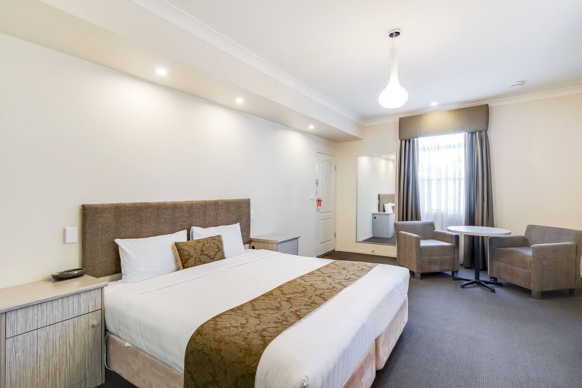 Executive King | Hypo-allergenic bedding, desk, soundproofing, iron/ironing board