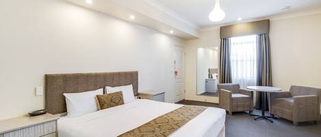 Executive King | 1 bedroom, hypo-allergenic bedding, desk, soundproofing