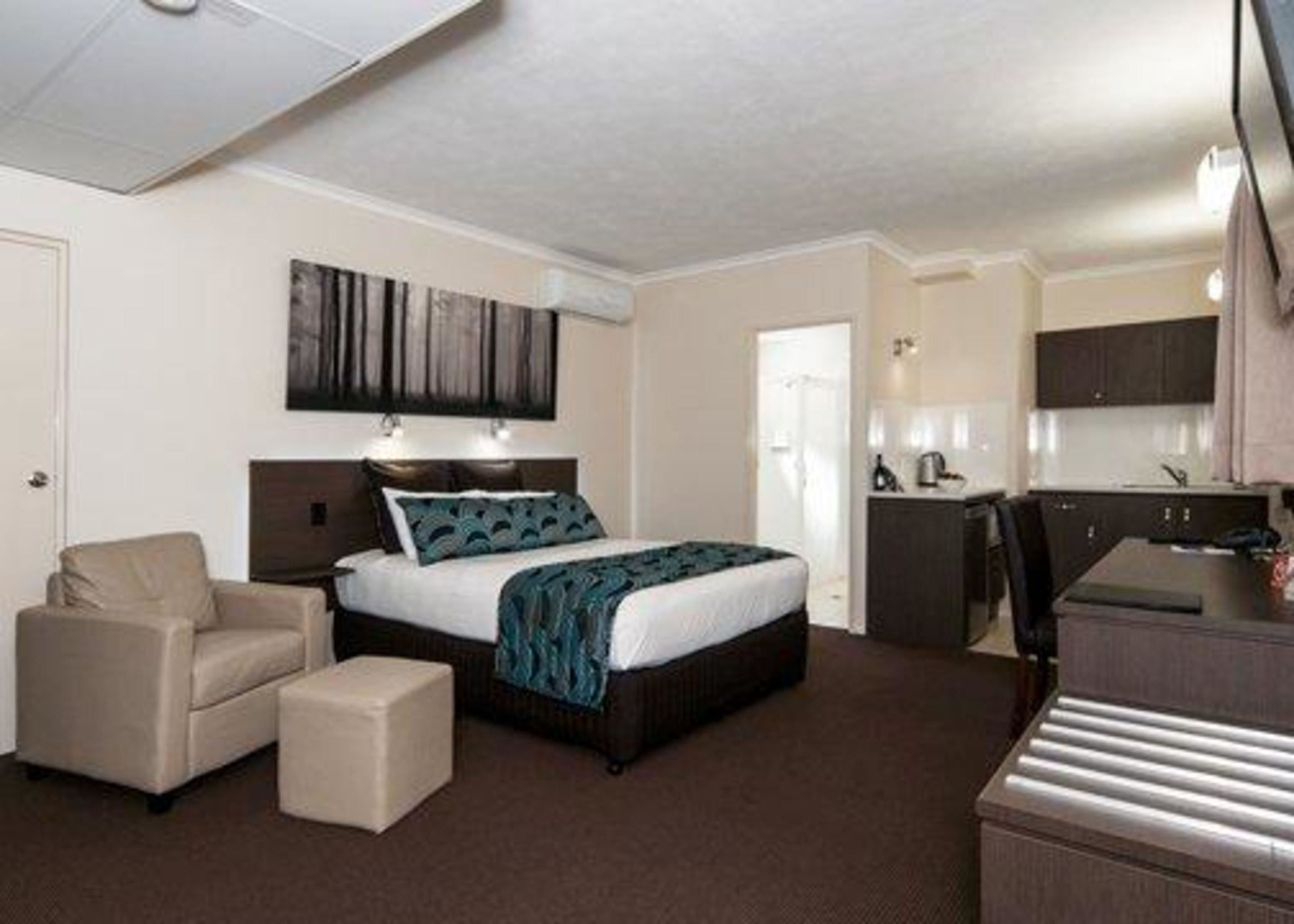 deluxe room, 1 queen bed | premium bedding, pillow-top beds, blackout curtains, soundproofing