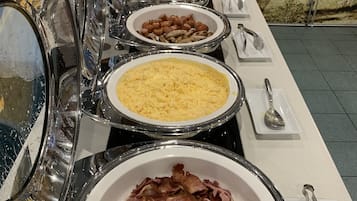 Petit déjeuner buffet servi tous les jours en supplément