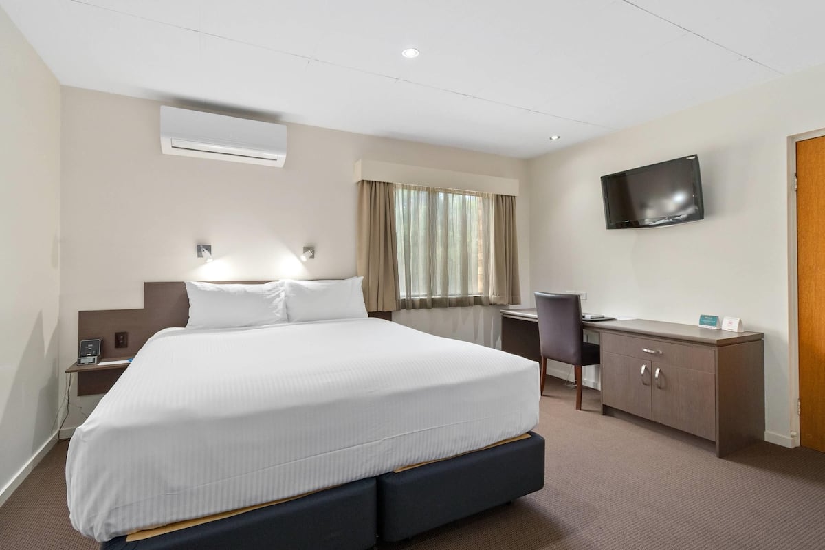 Deluxe Room, 1 Queen Bed | Premium bedding, pillowtop beds, blackout drapes, soundproofing