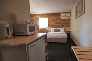 Standard Room, 1 Queen Bed, Non Smoking | Room amenity