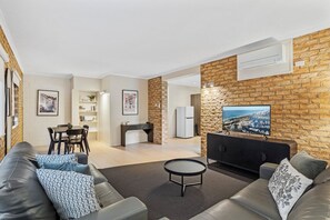 Villa, 2 Bedrooms | Living area