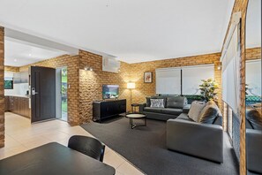 Villa, 2 soverom | Oppholdsområde | En 0-tommers TV med digitale kanaler