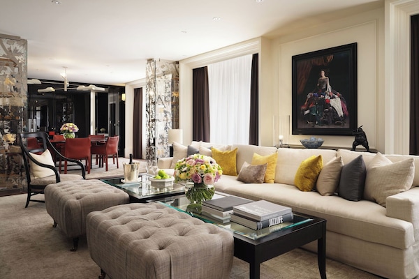 Room (Lincoln) | Living area