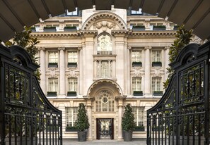 A grand building with a symmetrical facade, large windows, and a central entrance. - Rosewood London (London)