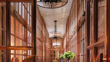 2 bars/lounges