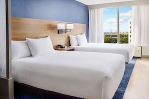 Luxe beddengoed, donzen dekbedden, een kluis op de kamer, een bureau