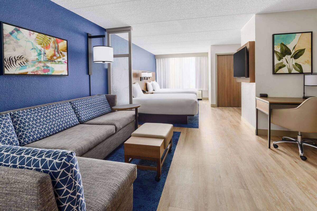 Luxe beddengoed, donzen dekbedden, een kluis op de kamer, een bureau