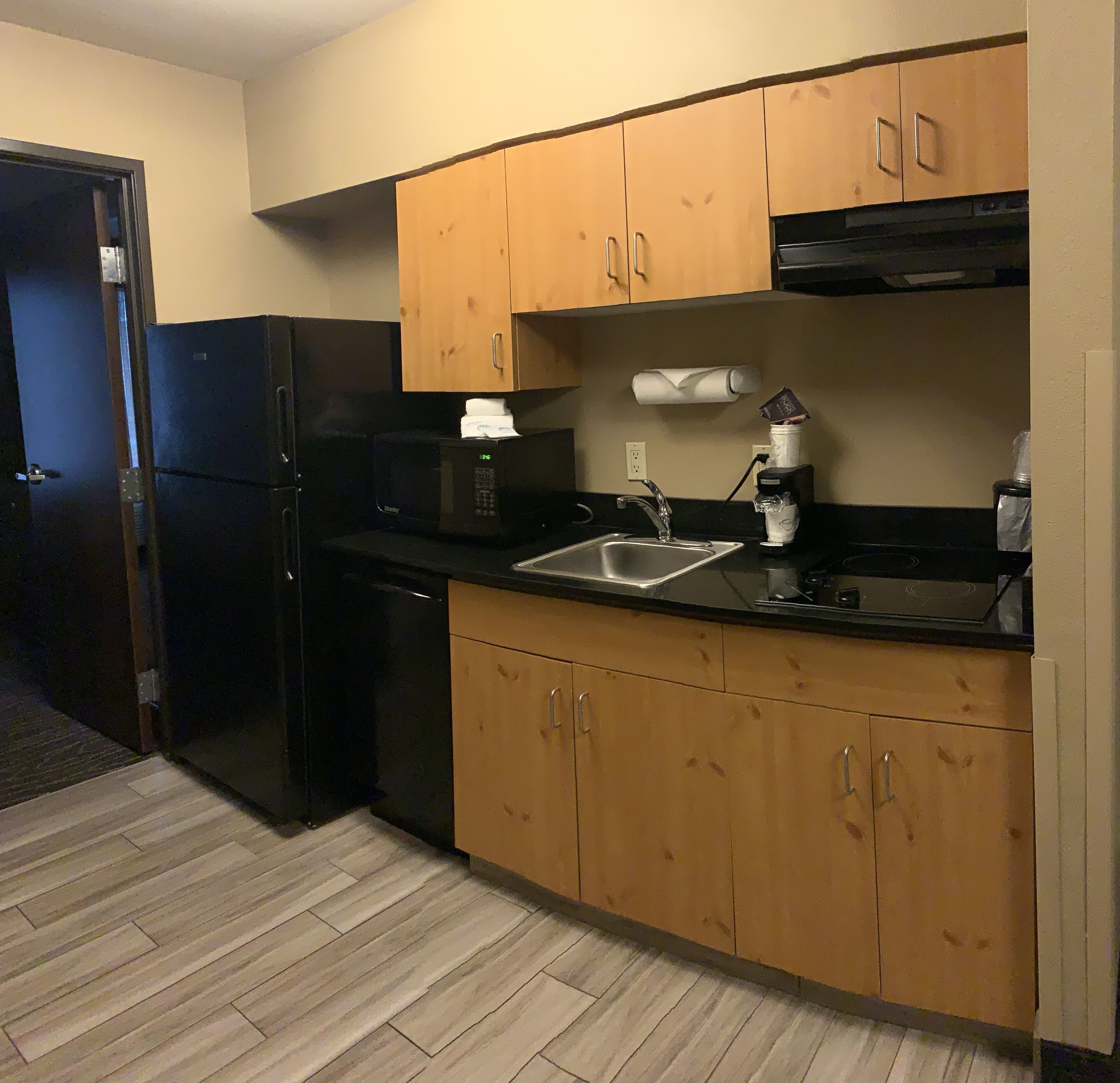 fridge, microwave, dishwasher, coffee/tea maker