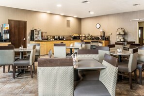 Free daily buffet breakfast  - La Quinta Inn & Suites by Wyndham Eugene (Eugene)