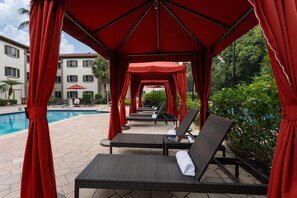 Een buitenzwembad, gratis zwembadcabana's, parasols voor strand/zwembad