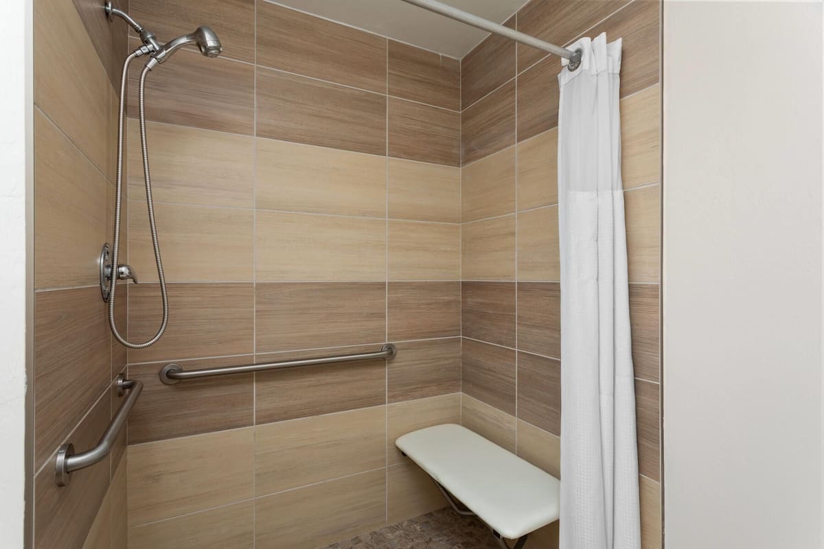 Habitación, 1 cama de matrimonio grande, accesible en silla de ruedas, no fumadores (Roll-In Shower) | Baño accesible en silla de ruedas