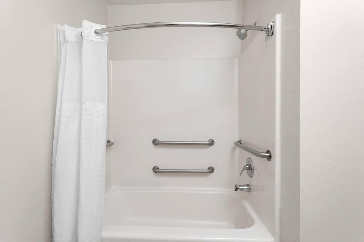 Kamar, 1 Tempat Tidur King, difabel mobilitas, Bebas Asap Rokok (Bathtub w/ Grab Bars, Pool View) | Kamar mandi difabel