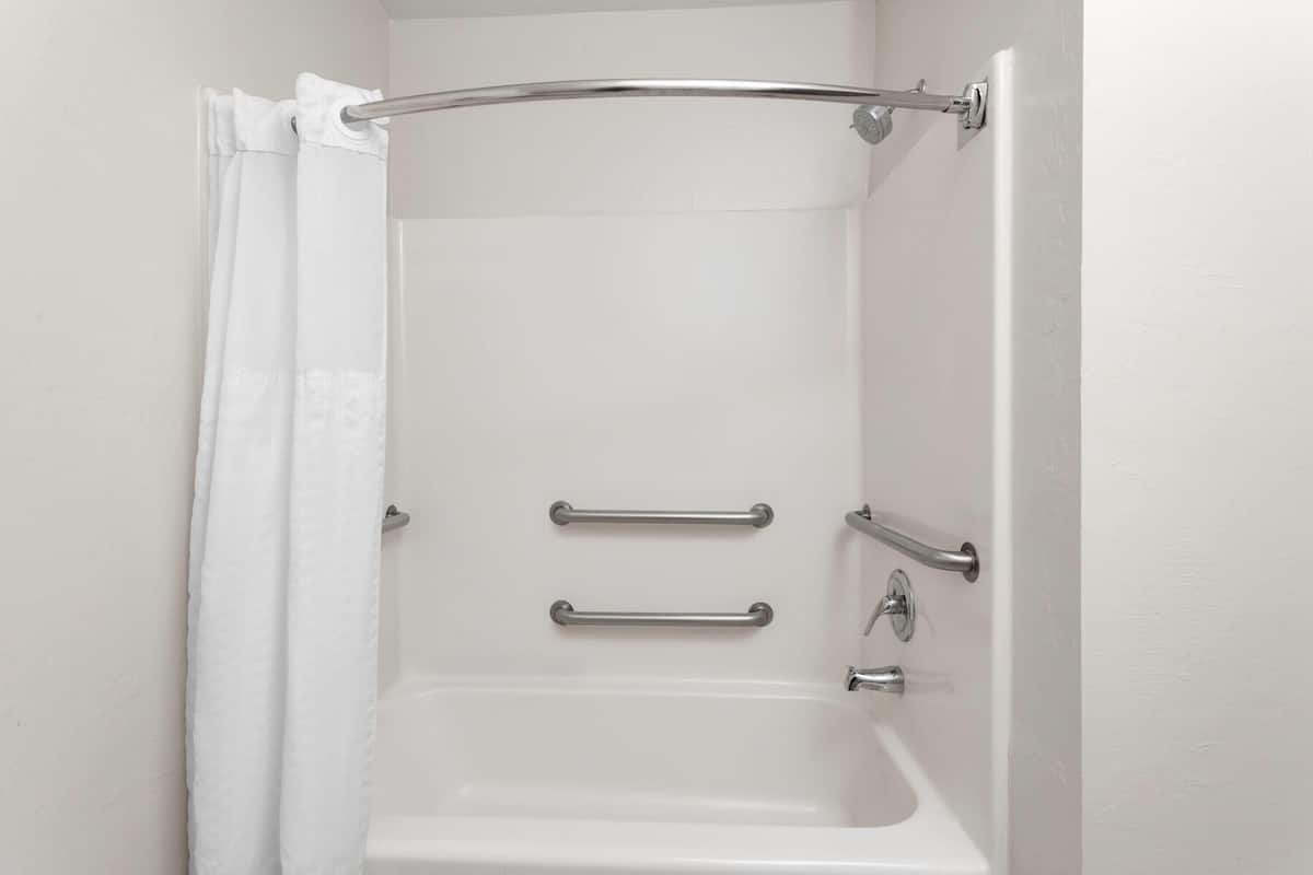 Room, 1 King Bed, Mobility Accessible, Non Smoking (Bathtub w/ Grab Bars, Pool View) | Accessible bathroom