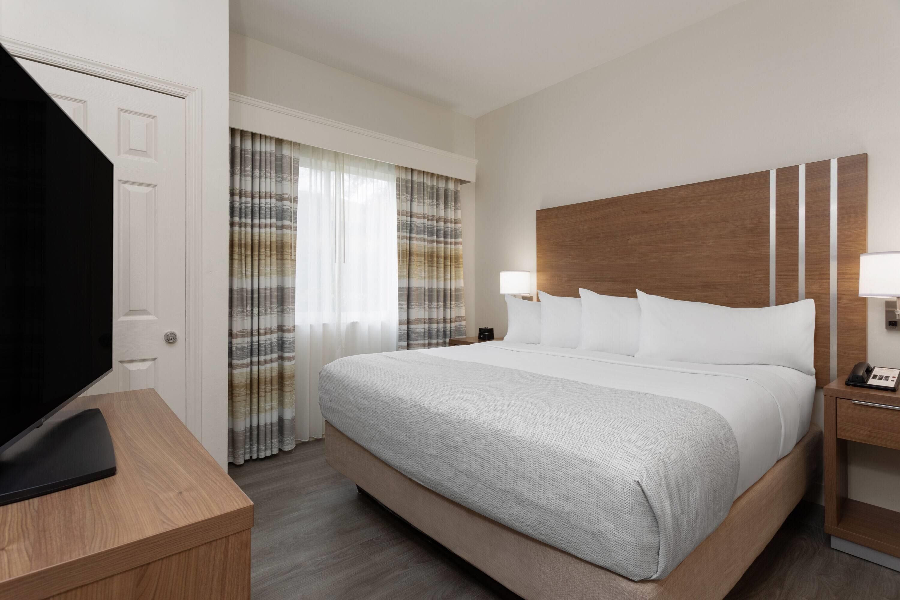 suite, 1 king bed, non smoking (walk-in shower) | 1 bedroom, hypo-allergenic bedding, pillow-top beds, in-room safe