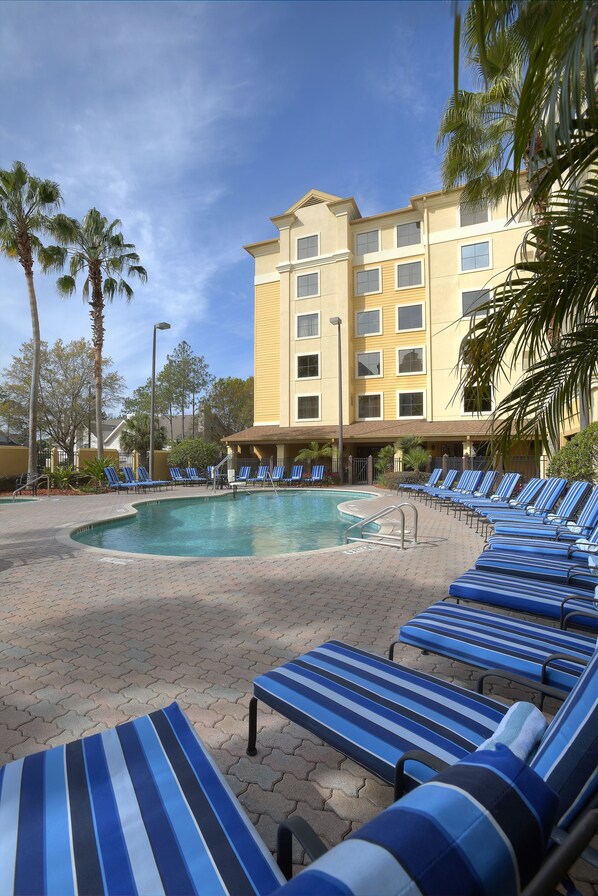 Outdoor pool, pool loungers