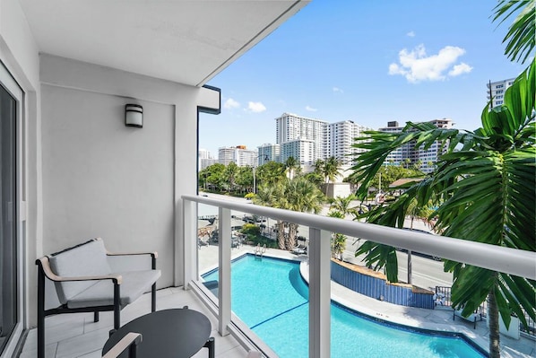 Terrace/patio - The Garden Hotel & Resort (Fort Lauderdale)