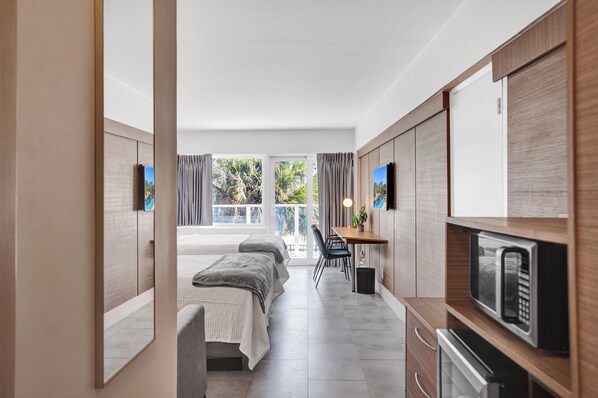 Superior Two Queen w/ Balcony | Premium bedding, pillowtop beds, in-room safe, desk - The Garden Hotel & Resort (Fort Lauderdale)