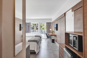 Superior-huone, 2 keskisuurta parisänkyä, parveke, osittainen valtamerinäköala | 2 makuuhuonetta, ylelliset vuodevaatteet, pillowtop-patjalliset sängyt